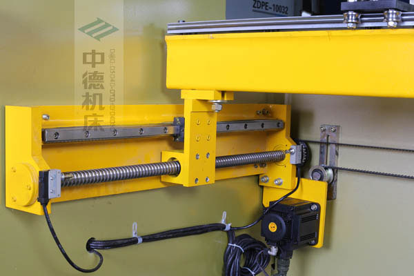 ZDPK-10032X軸配有滾珠絲桿及直線導(dǎo)軌，大功率伺服電機(jī)，鋼絲同步帶，能顯著提升X軸定位精度及速度