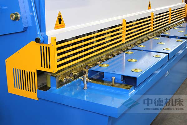 ZDS-2032剪板機進料口，安全防護，進料無阻，又能直接觀看到燈光對線的剪切位置.jpg