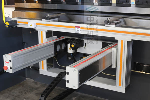 ZDPE10025-4+1軸全封套加強(qiáng)型鋁合金后檔料系統(tǒng)，內(nèi)有成套滾珠絲桿和直線導(dǎo)軌，精度高速度快噪音低.jpg