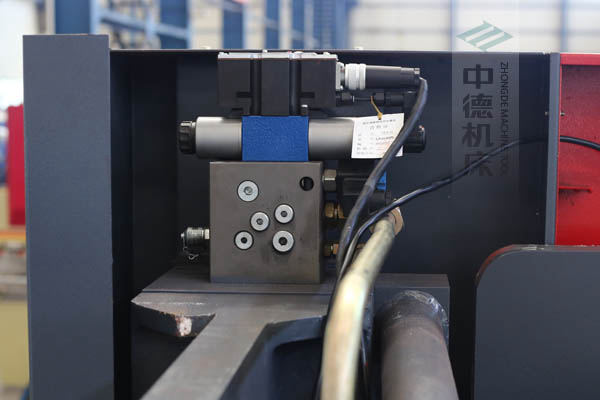 ZDPE10025采用進(jìn)口液壓系統(tǒng)，穩(wěn)定無(wú)故障，耐高溫高壓，持久工作精度高.jpg