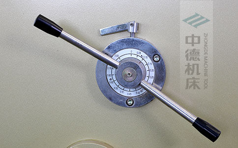 ZDS-1032剪板機(jī)刀片間隙手動(dòng)調(diào)節(jié)器，刻度清淅，調(diào)節(jié)省力又簡(jiǎn)便.jpg
