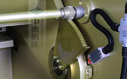 ZDS-640采用高精度刀片間隙調(diào)節(jié)齒輪，經(jīng)過淬火高硬度又耐磨，表面鍍鋅不生銹，長年累月使用依然有很高的調(diào)節(jié)精度.jpg