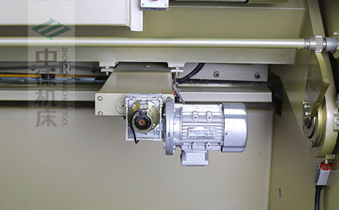 ZDS-640剪板機(jī)后檔料結(jié)構(gòu)，平行度高，并采用國內(nèi)一流品牌軸承，耐磨抗壓壽命長.jpg